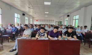 鹤龙湖镇防汛抗旱动员部署暨防汛抢险技术培训会在浩河社区召开
